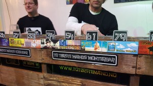 Bardetaljer - Nytt av året er opplyste skilt inni kassene - foto: Torgeir Lorange Østby