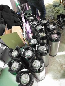 Nedrigging. Kabelkaos nesten som bak tven oppe i hjørnet der