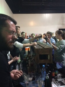 Gutta får unna litt kø - foto: Glenn Hicks