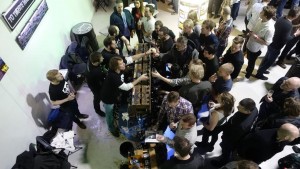 Per viser sine servere-med-begge-henda-skills - foto: Dagbladet