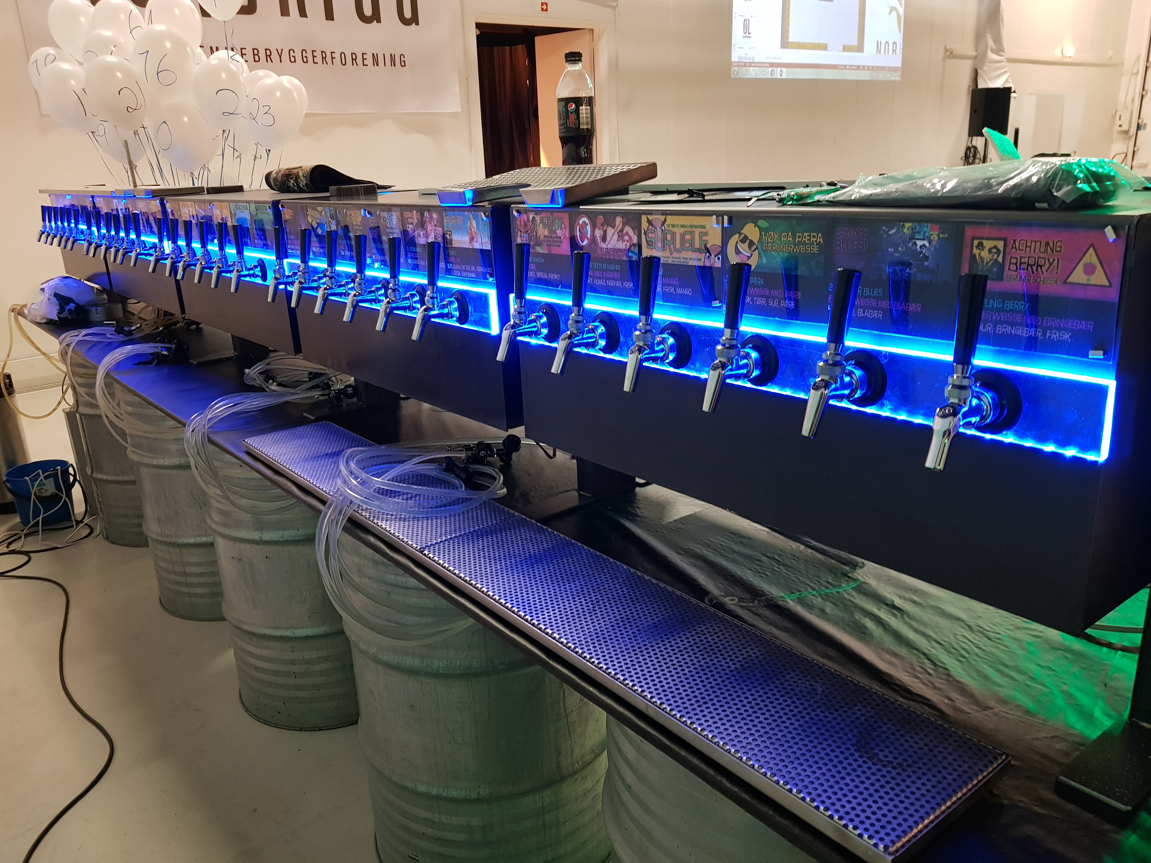 Må jo ha lys på tappesida også. Fargen på lyset rullerer i takt med lysene bak tekstene foran.