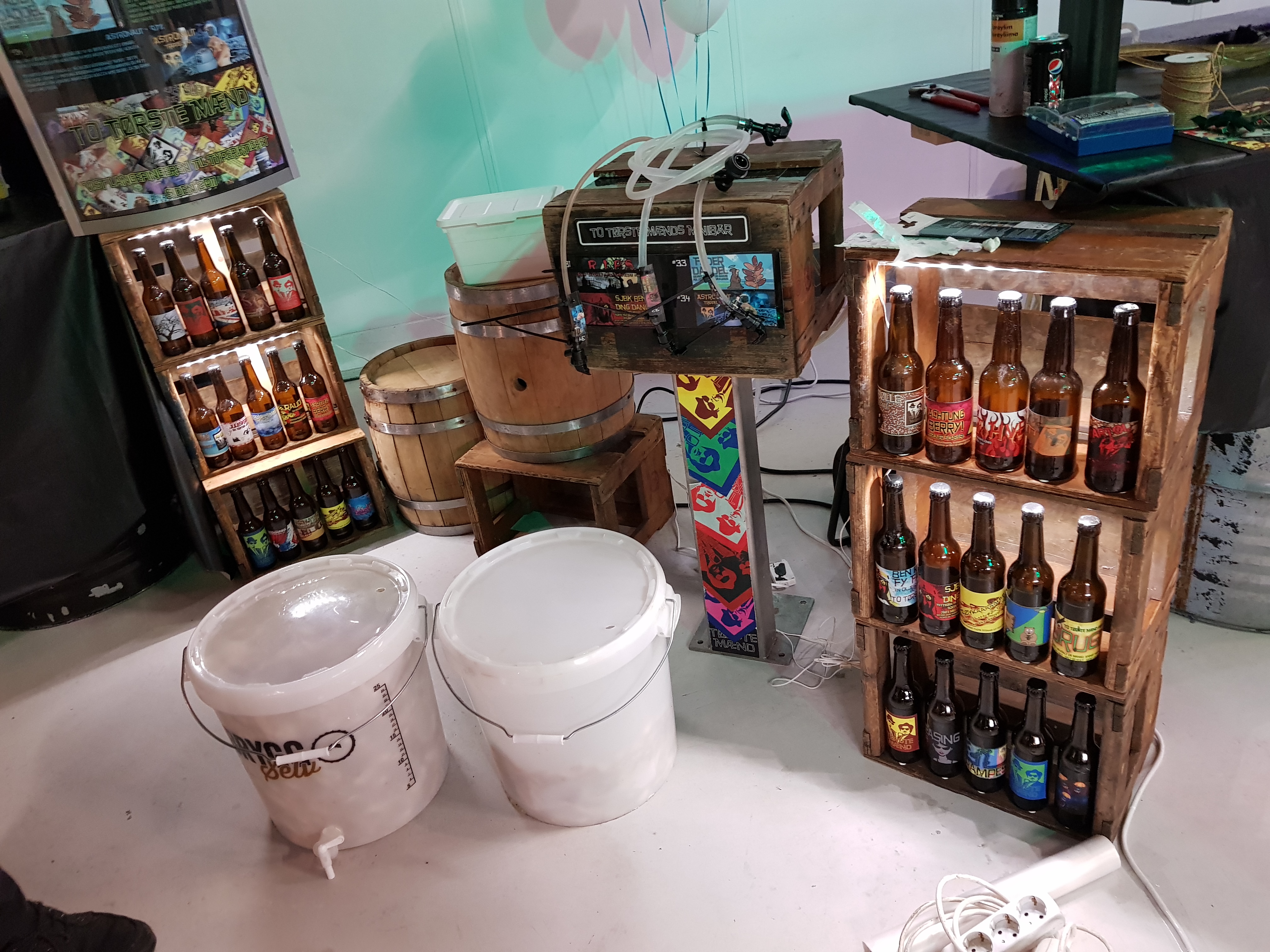 Vi lagde bare plass til 30 kraner på den nye baren, så vi måtte koble på noen picnickraner på vår gamle Minibar for å få servert de siste fire ølene også.