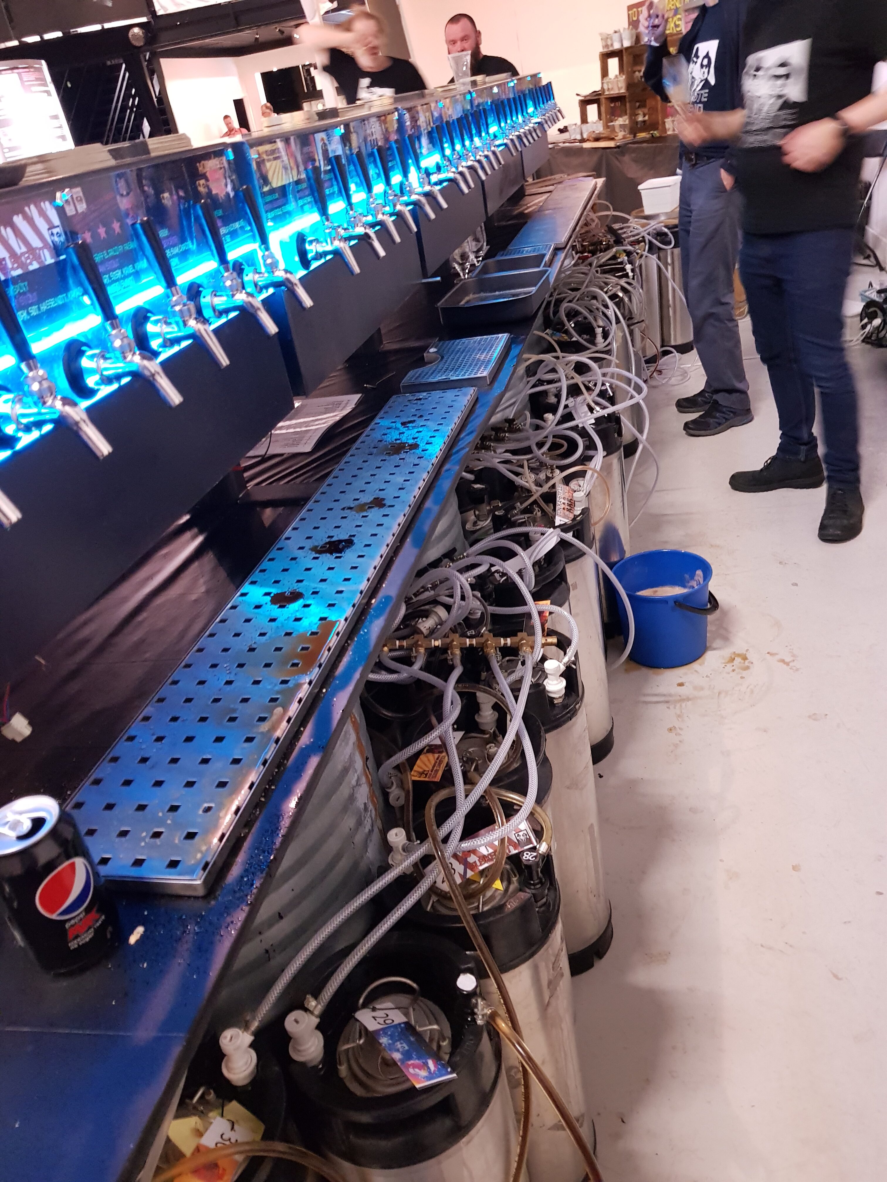 Ølslanger, strømkabler og gasslanger i skjønn harmoni. Det blir fort litt kabelspagetti i baren vår.